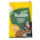 VUTTER! vegane Hundefuttertüte, gelb-grüne Verpackung mit der Aufschrift 'Pflanzlich Vollwertig Lecker' und 'wie Huhn, Reis & Erbse', Hund leckt.