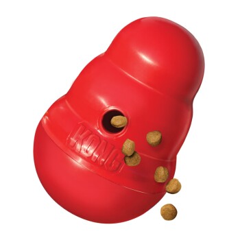 Rood KONG-traktatiespeelgoed voor honden met brokjes die uit een gat vallen, met het in reliëf aangebrachte 'KONG'-logo zichtbaar