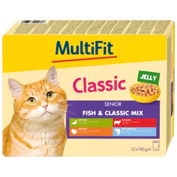 Nahaufnahme einer orangefarbenen getigerten Katze neben einer Box mit MultiFit Classic Senior Katzenfutter, mit "Fisch & Classic Mix" und Geschmäckern: Ente, Rind, Truthahn.