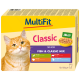 Nahaufnahme einer orangefarbenen getigerten Katze neben einer Box mit MultiFit Classic Senior Katzenfutter, mit "Fisch & Classic Mix" und Geschmäckern: Ente, Rind, Truthahn.