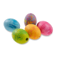 Fünf gummierte, eiförmige Hundespielzeuge mit Vertiefungen und kleinen Löchern, blau, violett, pink, orange und grün auf weißem Hintergrund.