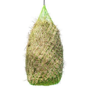 Hängendes grünes Netz, gefüllt mit trockenem Heu, geeignet zur Fütterung von kleinen Tieren wie Kaninchen oder Meerschweinchen.