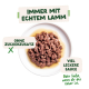 Schüssel mit Lamm-Nassfutter in Soße auf grünem Hintergrund mit Text: Immer echtes Lamm; Kein zugesetzter Zucker; Viel Soße.