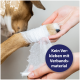 Vorderpfote eines Hundes in Mull gewickelt, gehalten von Händen; blauer Kreis: 'Kein Verkleben mit Verbandsmaterial'.