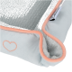 Lit pour animaux bleu clair avec un intérieur doux et duveteux et une bordure rose, comportant un petit design de cœur brodé.