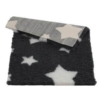 Schwarz-weißes, sternenmusterndes weiches Haustierdeckchen mit einer umgefalteten Ecke, die die gestreifte Rückseite zeigt.