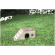 Holzhaustierrampe mit einem geneigten Dach und einem kleinen Eingang, auf grünem Gras platziert.