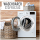 Waschmaschine mit offener Tür, die eine graue Decke im Inneren zeigt, umgeben von Korbgeflechten und einem Schild mit der Aufschrift 'Waschbarer Stoffbezug.'