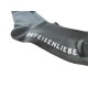 Schwarze Socken mit dem Text 'HUFEISENLIEBE' in Weiß gedruckt, schräg gehalten, um die Stoffstruktur zu zeigen.