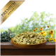 Eine Holzschüssel mit grünen Tierfutterflocken auf einer Holzoberfläche, mit lebhaften Blumen im Hintergrund und einem goldenen "PREMIUM"-Label in der Ecke.