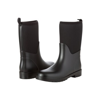 Schwarze wasserdichte Stiefel mit glatter Oberfläche und einem weichen Stoffoberteil, nebeneinander auf einem weißen Hintergrund präsentiert.