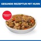 Stückiges Hühnerfutter im Napf mit Erbsen, Karotten und Soße; Text 'GESUNDE REZEPTUR MIT HUHN' und 'HERZHAFTES RAGOUT'