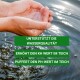 Hände, die Wasser halten, mit Textüberlagerung: "Unterstützt die Wasserqualität, erhöht den KH Wert im Teich, puffert den pH-Wert im Teich."