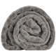 Gerollte graue Haustierdecke aus weichem, plüschigem Material, ideal um Haustiere warm und bequem zu halten.