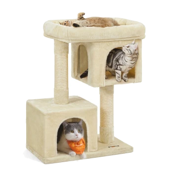 Drei Katzen spielen auf einem beigen Katzenbaum mit zwei Ebenen; eine Katze liegt oben, während zwei andere die unteren Fächer erkunden.
