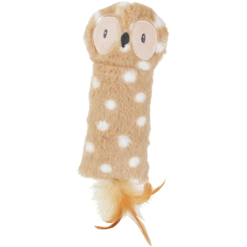 Zandkleurig pluchen uil-kattenspeeltje met geborduurde grote ogen, witte vlekken en een verenstaart.