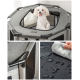 Ein kleiner weißer Hund sitzt glücklich in einem grauen Haustier-Spielbereich mit Netzseiten, der sein geräumiges Design und den einfachen Zugang zeigt.
