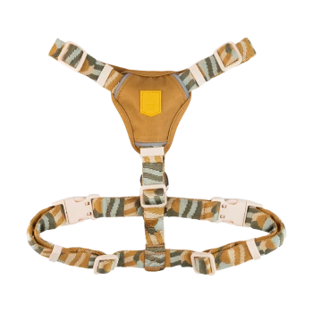 Hellbraunes, gepolstertes Hundegeschirr mit grün-braunen Camouflage-Riemen und weißen Schnallen, gelber Brustaufnäher mit Logo, vor schwarzem Hintergrund.