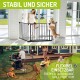 Haustiersicherheitsgitter, das drinnen mit einem Kind und einem Hund und draußen mit einem Grill gezeigt wird. Text: "STABIL UND SICHER" und "FLEXIBEL EINSETZBAR."