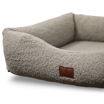 Rechteckiges Haustierbett im Sherpa-Stil in Grau mit erhöhten Bolstern und braunem Etikett mit der Aufschrift 'PETLIVING'.