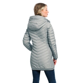 Eine Frau trägt eine hellgraue, gesteppten Jacke mit Kapuze, von hinten gesehen, kombiniert mit dunklen Jeans.