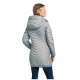 Eine Frau trägt eine hellgraue, gesteppten Jacke mit Kapuze, von hinten gesehen, kombiniert mit dunklen Jeans.
