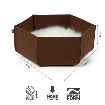 Braunes sechseckiges Haustierbett mit einem flauschigen weißen Innenraum, 60 cm breit und 24 cm hoch, mit Symbolen für Stabilität und ergonomisches Design.