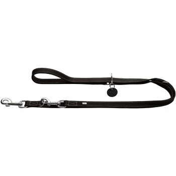 Schwarze Hundeleine mit silbernen Clips und einem runden Anhänger, mit weißen Nähten entlang der Kanten.