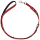 Rote Hundeleine mit schwarzem Innenraum, ausgestattet mit silbernen Sternen und einem Metallclip zur Befestigung.