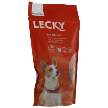 Rote LECKY Hundesnack-Tüte mit Aufschrift ‚Fun Balls Soft‘, kleinem ‚schweizer‘-Logo und Foto eines kleinen braun-weißen Hundes