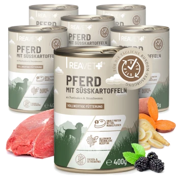 Dosen mit REAVET-Pferdefutter mit Süßkartoffeln, Pastinaken und Brombeeren, mit den Etiketten "Vollwertige Fütterung" und allergenfreundlichen Rezepten.