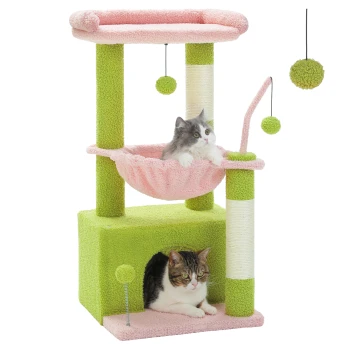 Zwei Katzen spielen auf einem bunten Katzenbaum mit einer rosa Hängematte und grünem Sockel, ausgestattet mit hängenden Pompons und einem Kratzbaum.