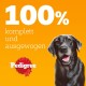 Ein glücklicher schwarzer Hund auf einem leuchtend orangefarbenen Hintergrund mit "100% komplett und ausgewogen" und dem Pedigree-Logo darunter.