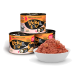 Dosen mit 'Lucky Lou' Haustierfutter, das Huhn mit Kokosnuss und Goji-Beere enthält, mit einer Schüssel des Nassfutters, die davor präsentiert wird.