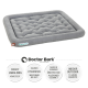Grau Haustierbett mit gepolstertem Design, beschriftet mit "Doctor Bark," mit Text über Haltbarkeit, Hygiene, Waschbarkeit und Allergietauglichkeit.