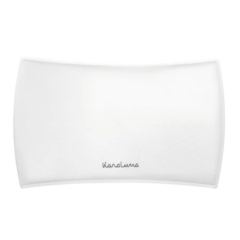 Eine weiße Haustierpflegeunterlage mit strukturierter Oberfläche und abgerundeten Kanten, mit dem Markennamen "Karaluna" in eleganter Schrift.