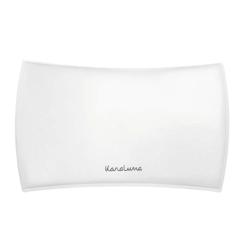 Eine weiße Haustierpflegeunterlage mit strukturierter Oberfläche und abgerundeten Kanten, mit dem Markennamen "Karaluna" in eleganter Schrift.