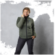 Eine Person trägt eine grüne Fleecejacke mit Reißverschluss und schwarze Hosen, posiert vor einem grauen Hintergrund.