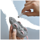 Une personne tient un jouet pour animaux de compagnie en forme de souris gris avec des accents roses, connectant un câble USB blanc.
