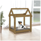 Ein kleiner Hund ruht sich auf einem grauen Kissen in einem Holz-Hundehäuschen mit einem spitzen Dach aus, das sich in einem hellen Raum mit einem Fenster und einer Pflanze befindet.