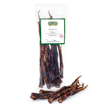 Eine durchsichtige Plastiktüte mit getrockneten Rinderschwänzen, beschriftet mit "Masterfeed Rinderschwanz", mit sichtbaren Nährwertinformationen auf der Verpackung.