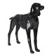 Ein glänzendes schwarzes Hundemanikin trägt ein schwarzes Geschirr und zeigt die Passform und das Design des Produkts für potenzielle Käufer.