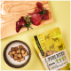 Ein brauner Hund mit schlappen Ohren schaut auf einen Sack "Pure Bites" Lamm-Snacks, mit Text über Transparenz, ein Protein und getreidefrei.