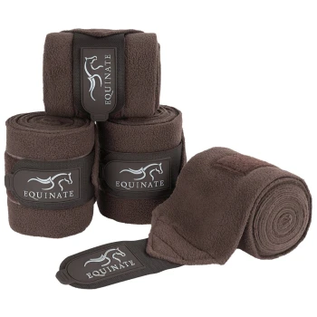 Vier braune Fleece-Pferdewickel, gestapelt mit einem gerollten Wickel vorne, mit dem Logo "EQUINATE" und einer Pferdesilhouette.