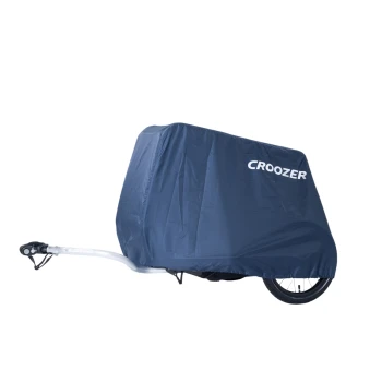 Ein überdachter Haustieranhänger mit einer blauen Schutzhülle, mit dem Logo "CROOZER" deutlich angezeigt.