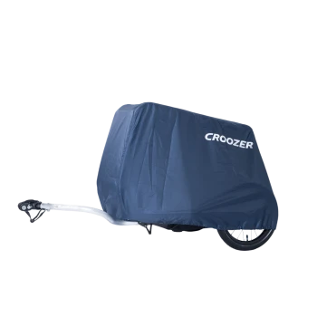 Ein überdachter Haustieranhänger mit einer blauen Schutzhülle, mit dem Logo "CROOZER" deutlich angezeigt.