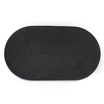 Schwarze ovale Katzenkratzmatte mit einer strukturierten Oberfläche, entworfen für Haustiere, auf einem weißen Hintergrund präsentiert.