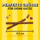 Katzenleckerlis in Form von Holzstäben auf gelbem Hintergrund, mit Text "Perfekte Größe für deine Katze" und Maßstab von 13.5 cm.