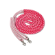 Eine gewickelte pink-weiße kariert Haustierleine mit zwei Metallclips an den Enden, auf einem weißen Hintergrund präsentiert.
