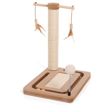 Kratzbaum für Katzen mit Feder-Spielzeugen und einem Ball auf einer Feder, mit einer strukturierten Kratzfläche und einem Holzsockel.